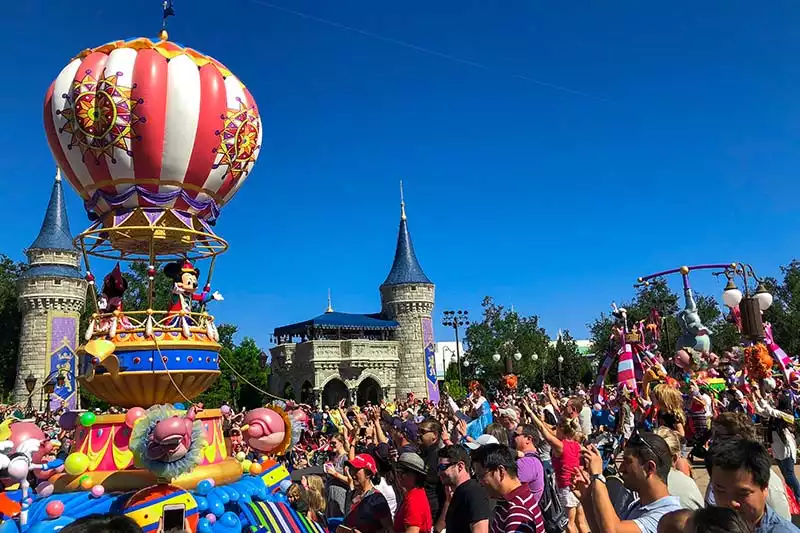 Walt Disney Parade Gecis Toreni Sovu