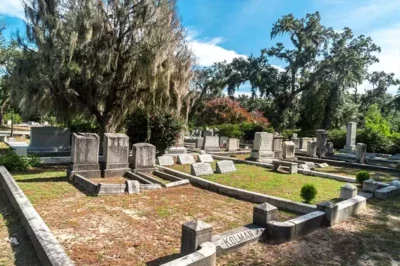 Bonaventure Cemetery: Where Time Stands Still in Savannah